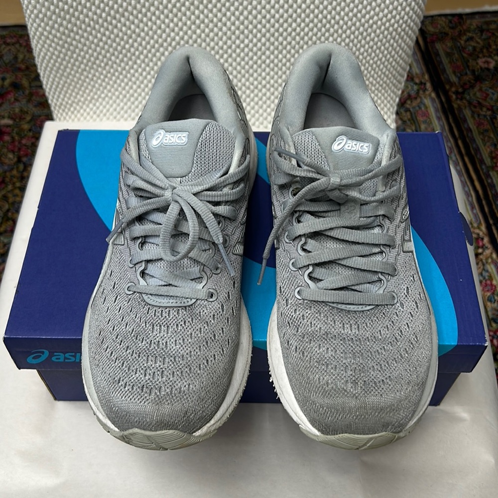 Used ASICS gel-cumulus 22 sneaker, size 8.5, color piedmont grey/white, with box